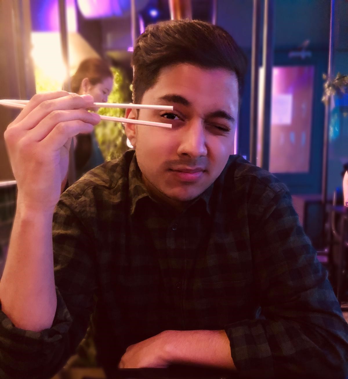 Viresh met stokjes